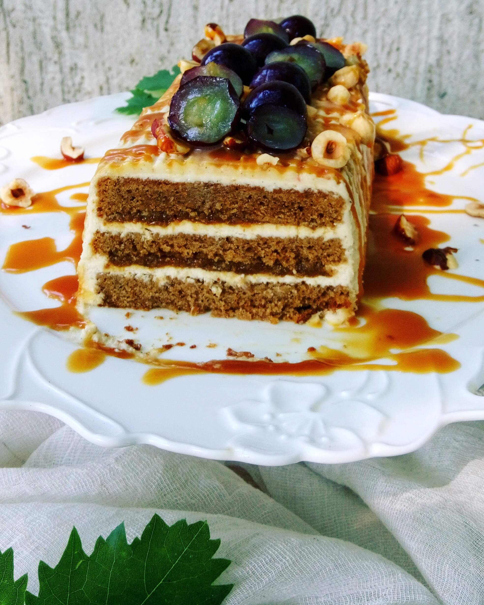 Mogyorós-kávés fügetorta karamellel és fagyasztott szőlővel - 1. kép