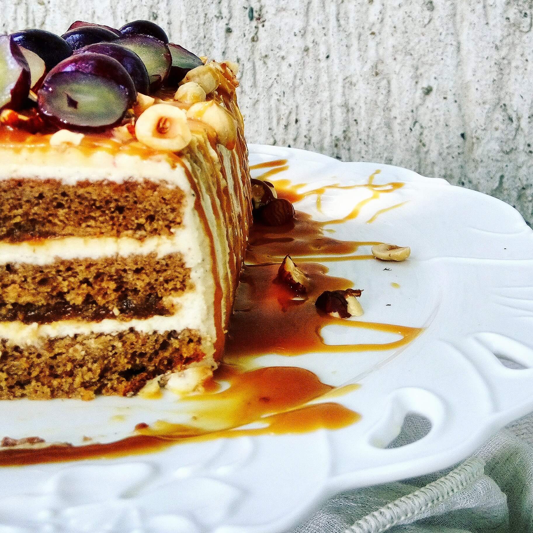 Mogyorós-kávés fügetorta karamellel és fagyasztott szőlővel - 4. kép