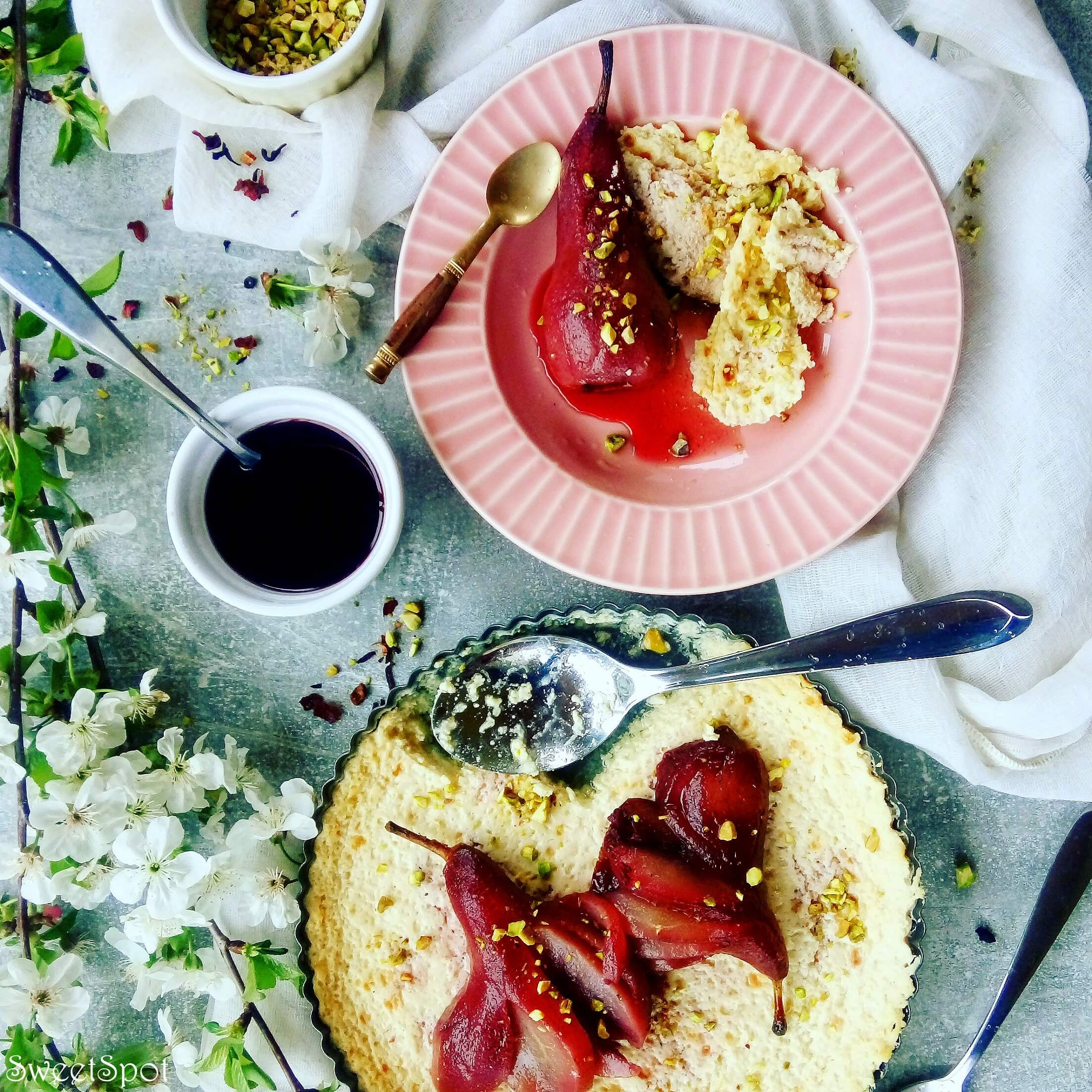 Vaníliás sült joghurt hibiszkuszos-fűszeres körtével - 2. kép