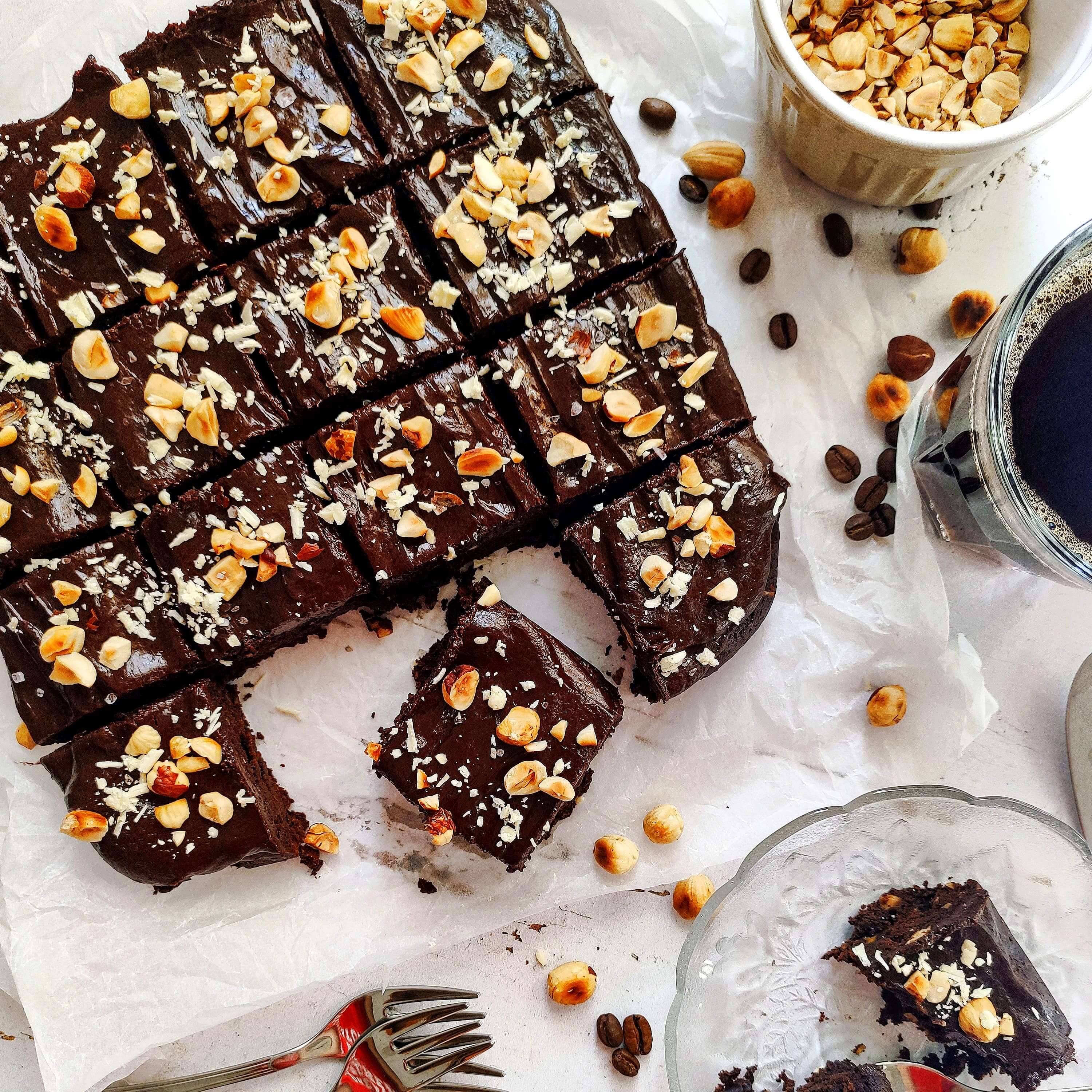 Mogyorós brownie kávés ganache krémmel - 1. kép
