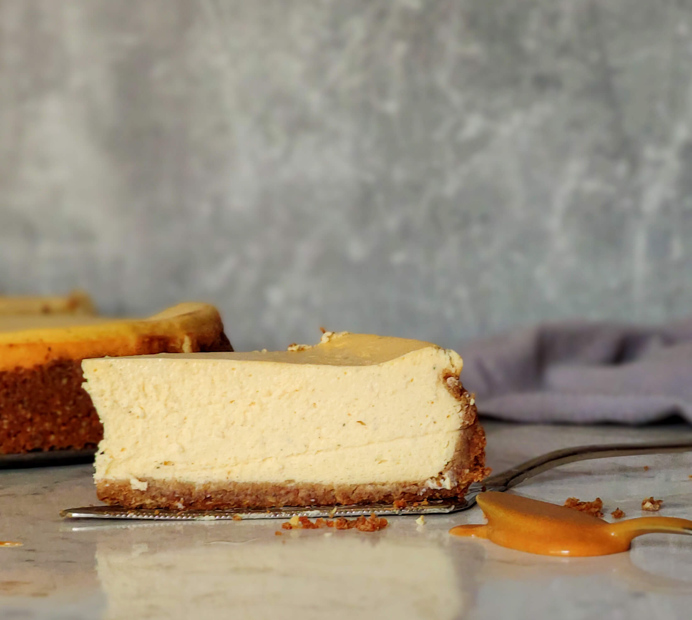 Sajttorta whiskey-s sós karamellel - 1. kép