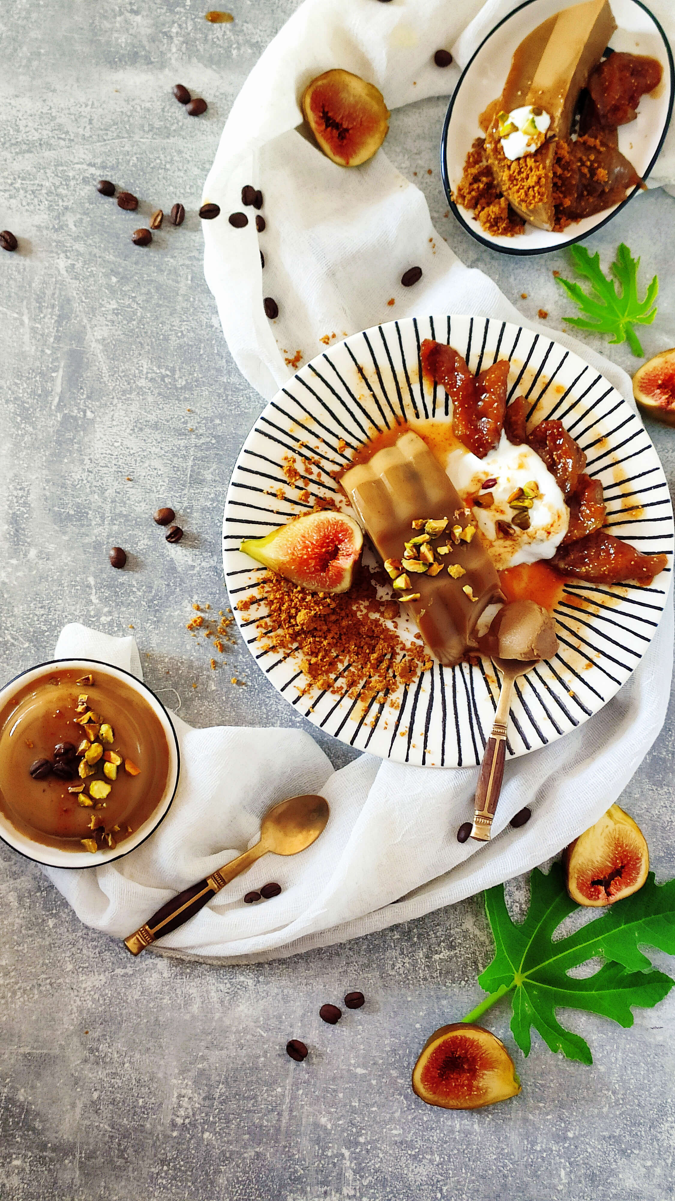Kávés panna cotta fűszeres sült fügével és pisztáciás morzsával - 1. kép