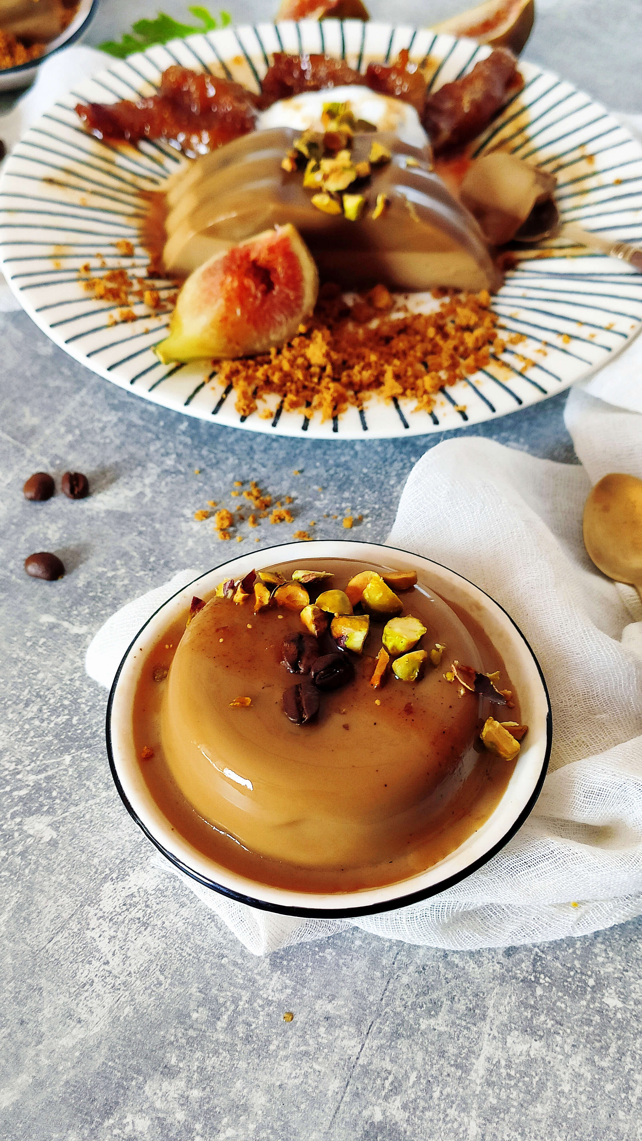 Kávés panna cotta fűszeres sült fügével és pisztáciás morzsával - 2. kép