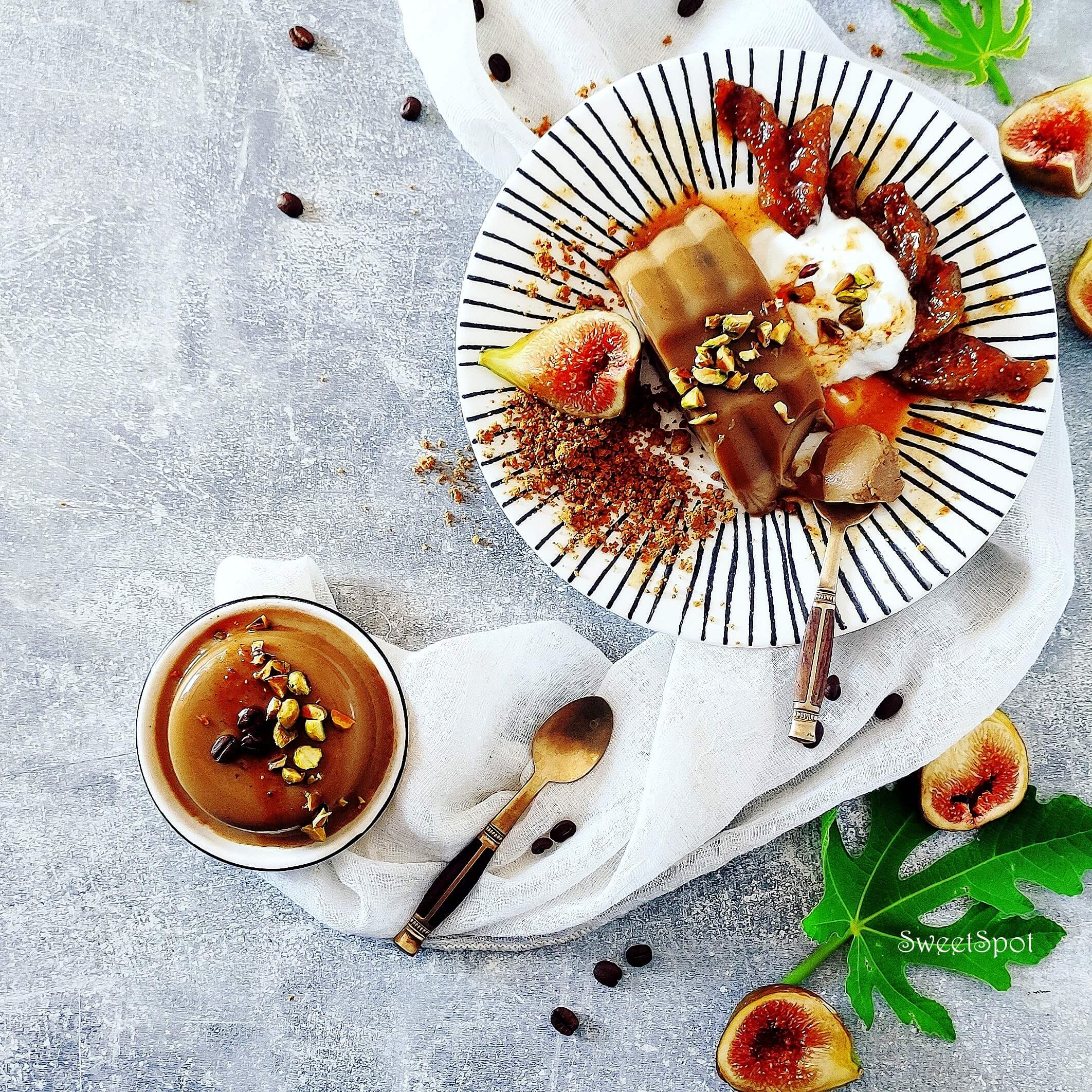 Kávés panna cotta fűszeres sült fügével és pisztáciás morzsával - 3. kép