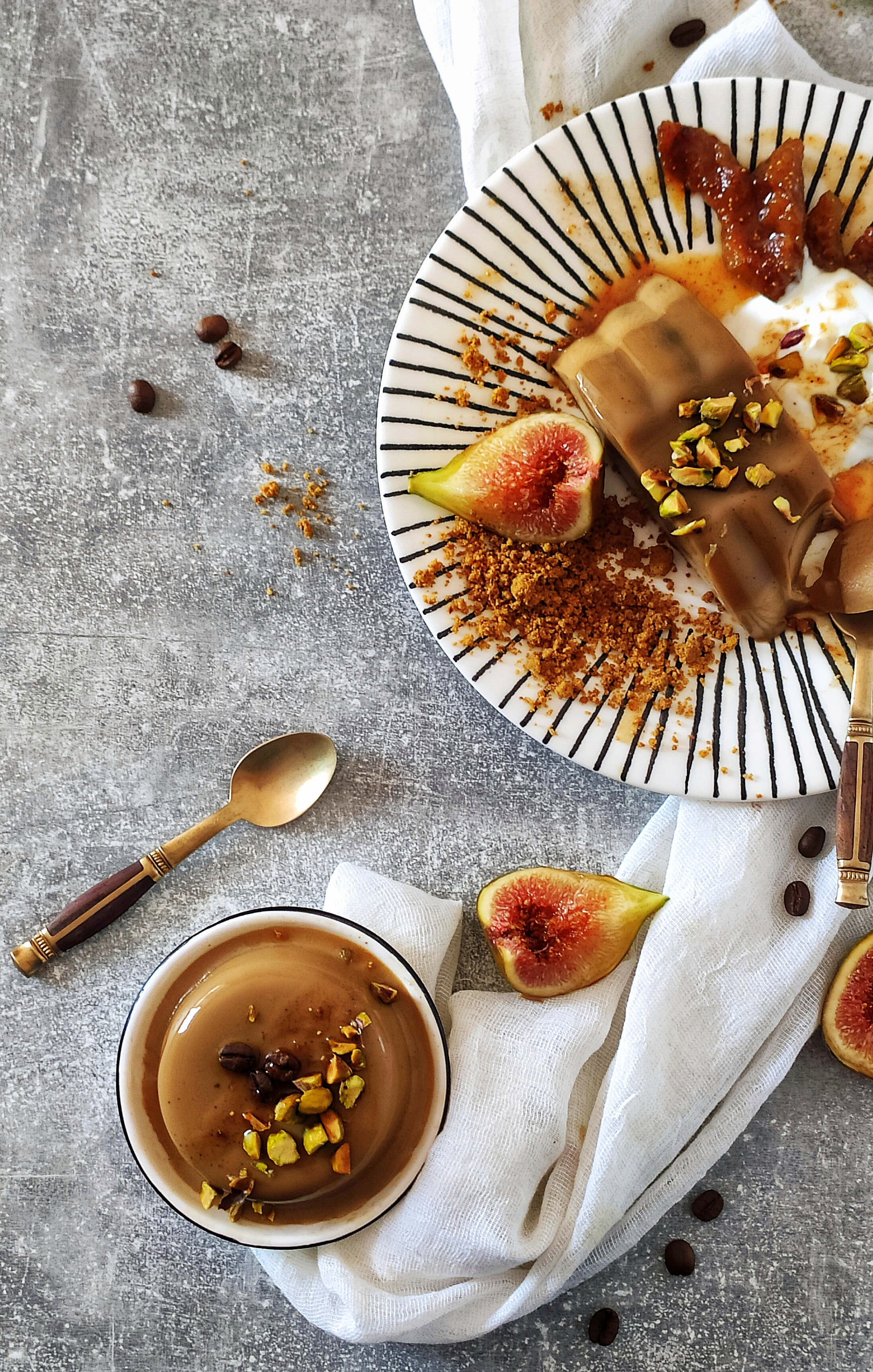 Kávés panna cotta fűszeres sült fügével és pisztáciás morzsával - 4. kép