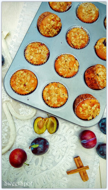 Joghurtos-szilvás muffin fahéjas morzsatakaróval - 1. kép