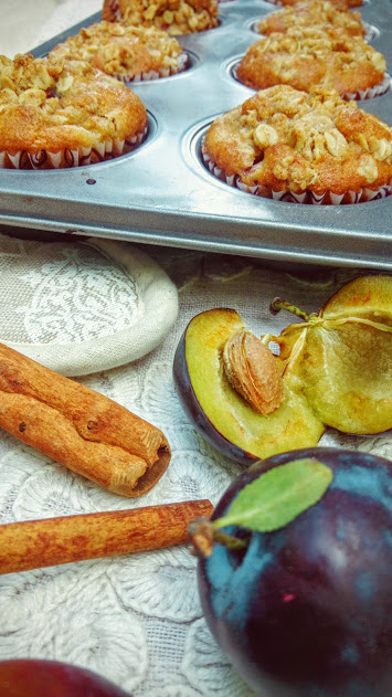 Joghurtos-szilvás muffin fahéjas morzsatakaróval - 2. kép